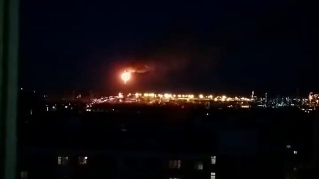 Сильный выброс пламени на нефтезаводе (МНПЗ) в Капотне 13.03.2015 смотреть онлайн