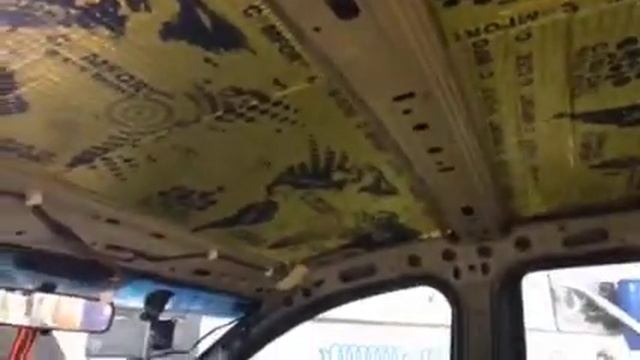 Рено Дастер дооснащение. На пол салона и багажника первым слоем прикатываем виброизоляцию ComfortMa смотреть онлайн