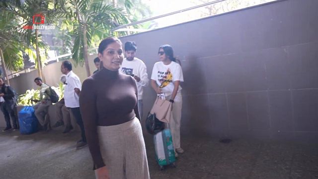 आप शर्मा गए - Sapna Choudhary Cutest MASTI with Media at Mumbai International Airport смотреть онлайн