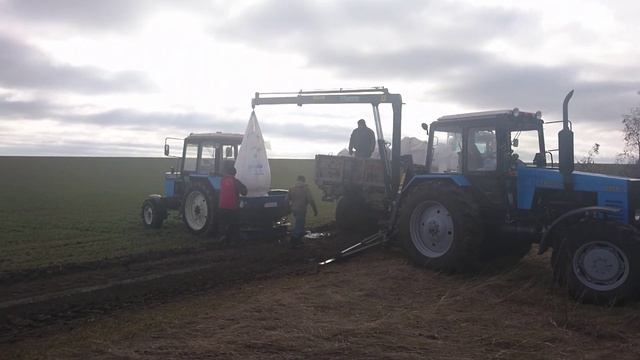 Загрузка разбрасывателя минеральных удобрений за 1 мин. #МТЗ_120 смотреть онлайн