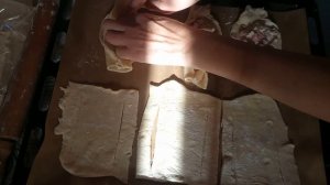 Быстрый и очень вкусный перекус ,из дрожжевого слоёного теста.