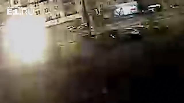 Поджог BMW на Уралмаше попал на видео смотреть онлайн