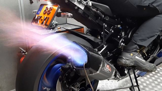 gsxr1000r L8 dyno spitting fire, flames yoshimura R11, before re-map смотреть онлайн