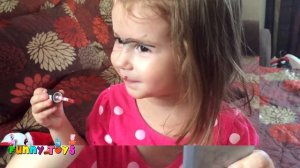 МАКИЯЖ для детей Соня КРАСИТ СЕБЯ Девочка делает МАКИЯЖ MAKE UP for kids