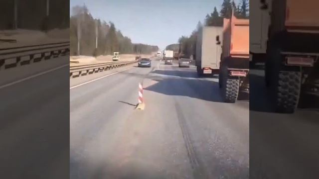 поездки скорой помощи/как уступают скорой в России/рабочие будни скорой помощи/через ремонт дороги смотреть онлайн