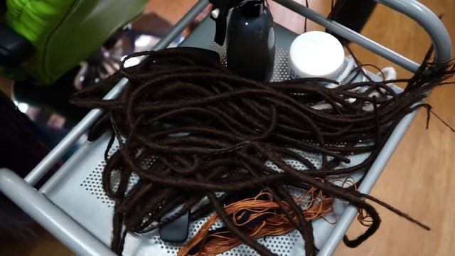 Красотка заплетает Афрокосы смотреть онлайн