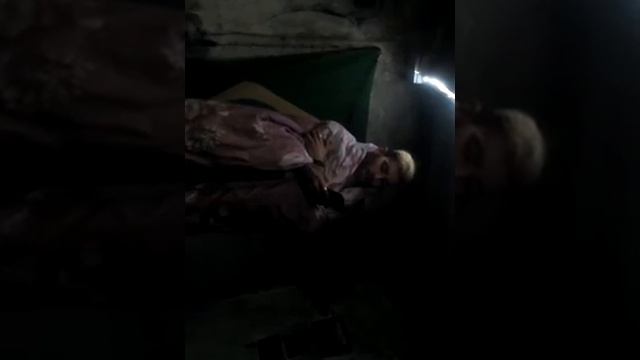 Саша читает суицидальные стихи стоя на кровати в одеялн смотреть онлайн