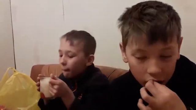 ем лук с братом 😁😁 смотреть онлайн