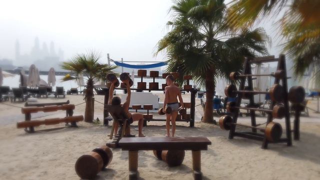 Отели в Дубае. Тренажерный зал на пляже Rixos The Palm Dubai (woodsman fitness). Travel video смотреть онлайн