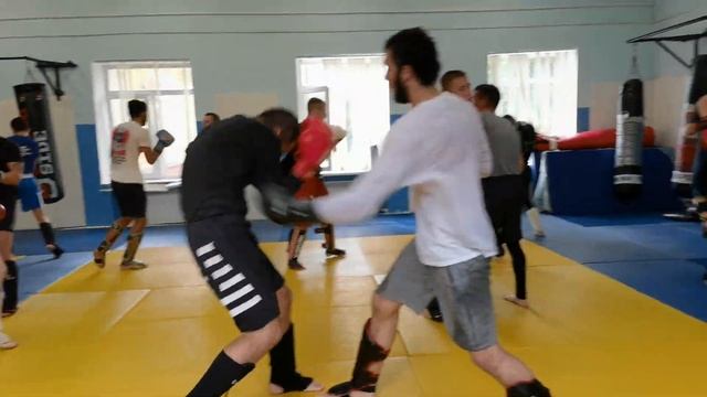 Спарринги по кикбоксингу в нашем зале. Подготовка к предстоящим турнирам по правилам ММА. смотреть онлайн