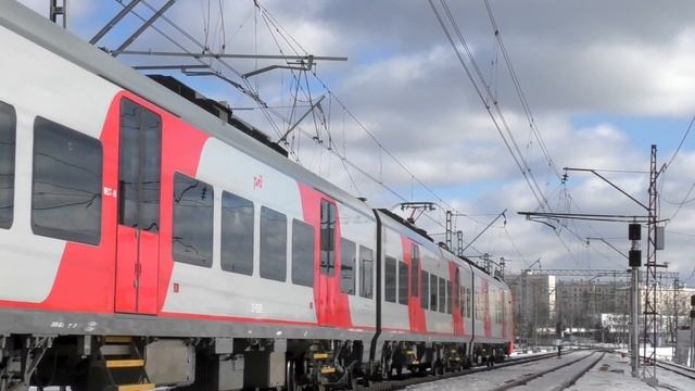ЭС1-051 "Ласточка" ползет по солнцу на станции Москва-Рижская Московской железной дороги. смотреть онлайн