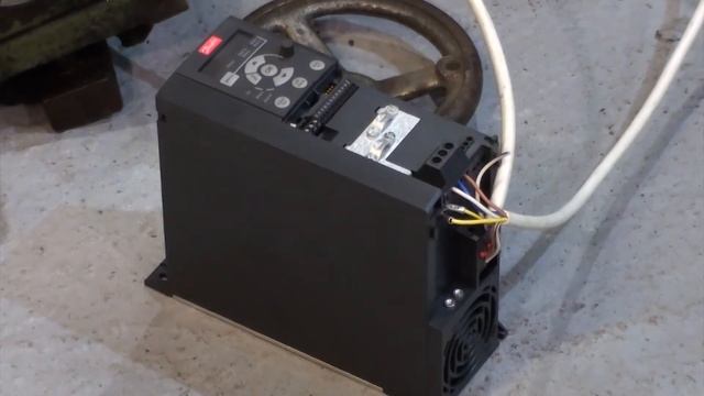 Двигатель подключенный через частотник свистит. Почему?