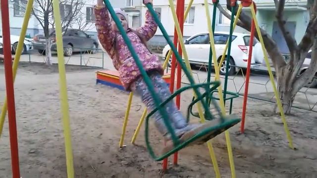 Маша гуляет на детской площадке, ПОЕТ Mary walks at the playground, SINGS смотреть онлайн