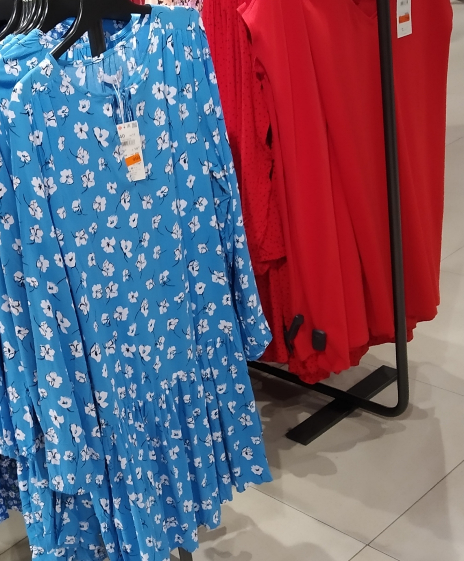 Скидки до 50% на летнюю одежду в магазине RESERWED, много платьев. смотреть онлайн