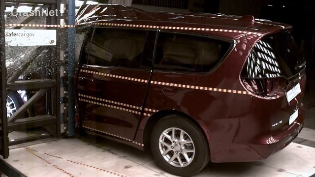 2017 Chrysler Pacifica Side Pole Crash Test смотреть онлайн