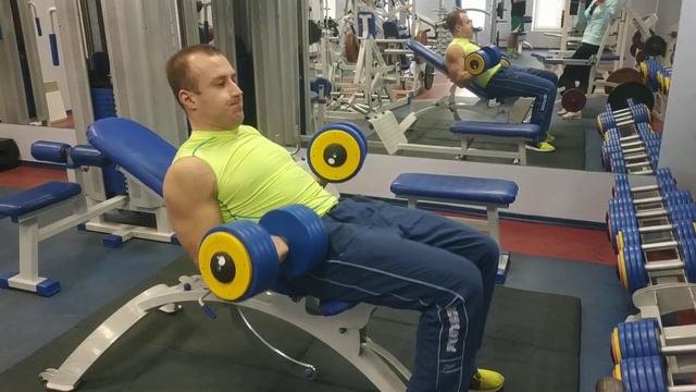 Подъемы гантелей лёжа по 24 кг на руку на бицепс на наклонной скамье смотреть онлайн