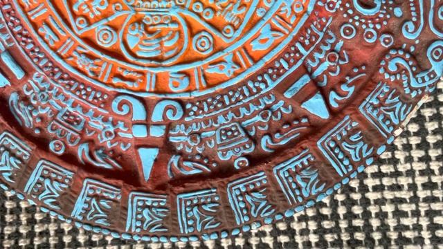 Панно из гипсовой смеси тонированное и раскрашенное вручную из старого маянского г Тулум в Мексике. смотреть онлайн