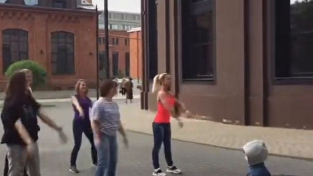 Вот Саня судя по его лицу думает, что сейчас лучше бы е..ул грамм сто, а не занимался этой всей х.. смотреть онлайн