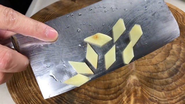 芹菜荷蘭豆炒臘肉，香氣四溢，【天天相見廚房阿鵬哥】，#臘肉料理，#臘肉食譜，#臘肉的做法，#香炒臘肉芹菜荷蘭豆食譜 #簡單又美味的臘肉炒菜 #美味香炒臘肉配蔬菜 #快速好吃的臘肉炒菜做法 #臘肉炒菜