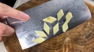 芹菜荷蘭豆炒臘肉，香氣四溢，【天天相見廚房阿鵬哥】，#臘肉料理，#臘肉食譜，#臘肉的做法，#香炒臘肉芹菜荷蘭豆食譜 #簡單又美味的臘肉炒菜 #美味香炒臘肉配蔬菜 #快速好吃的臘肉炒菜做法 #臘肉炒菜