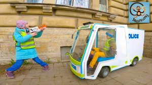 Дети и Машина. Диана и Даня играют в полицию - похититель игрушек. Манкиту