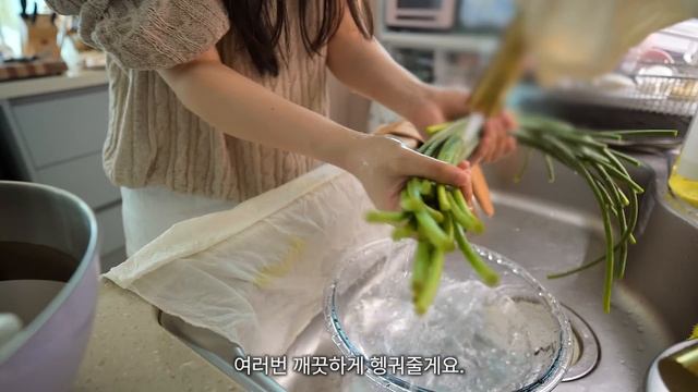 ENG)Vlog? 불닭떡볶이 먹고 김밥 도시락싸서 본가에 가기. 마트 장보고 충무김밥&오징어무침 만들기. 맛있는 집밥 요리. 저녁 편의점 쇼핑 смотреть онлайн