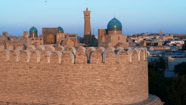Aladdin Meets Parkour in Real Life - [Uzbekistan 2020] смотреть онлайн