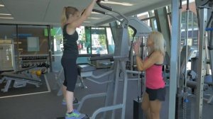 Подтягивания/отжимания с противовесом Nautilus EVO.