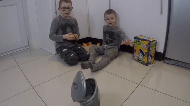 SPEEDY BIN family fun kids game! Super fast target practice! смотреть онлайн
