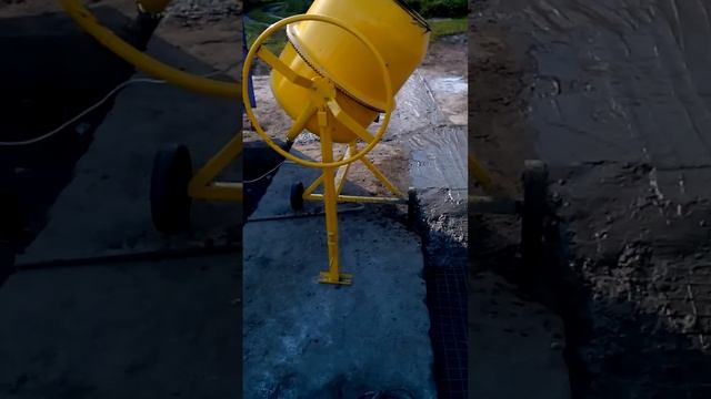Бетоносмеситель Калибр-140/600 в работе. смотреть онлайн