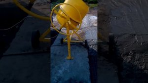 Бетоносмеситель Калибр-140/600 в работе.