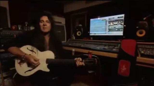 Yngwie Malmsteen demonstrates his Ovation nylon guitar смотреть онлайн