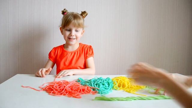 Эксперимент КРАСИМ МАКАРОНЫ и ДЕЛАЕМ РАДУЖНЫЕ СПАГЕТТИ // DIY How make rainbow pasta смотреть онлайн