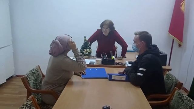 Новогоднее поздравление Администрации средней школы № 10 г. Токмок, учителям! смотреть онлайн