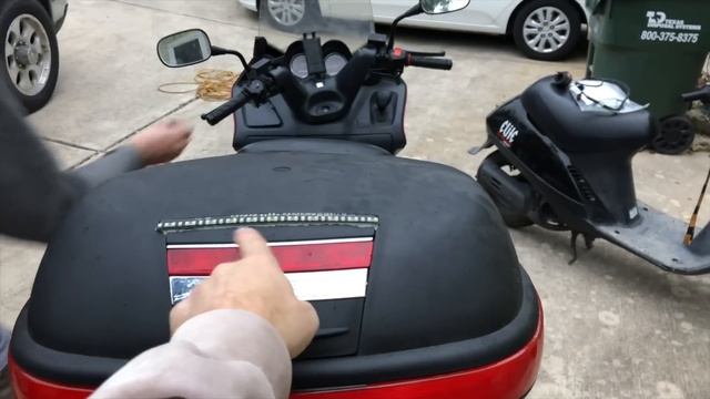 My friend bought a Honda Reflex! Weird modifications | Mitch's Scooter Stuff смотреть онлайн