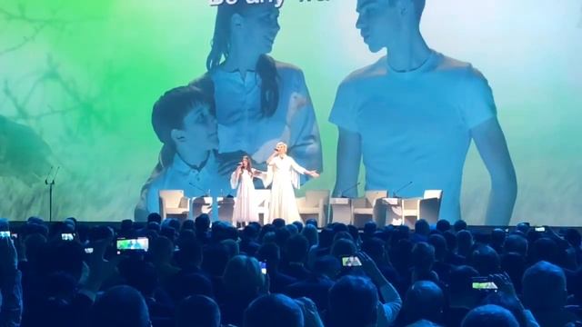 Мария Панюкова и Полина Гагарина - "Аист на крыше" смотреть онлайн