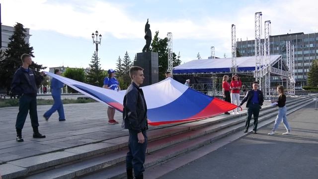 В Орске растянули трехметровый триколор ко Дню флага России смотреть онлайн