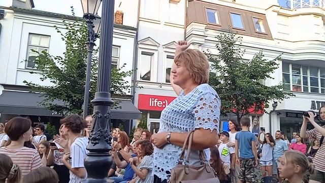 14.08.2021 Brest Belarus. Танцы. Уличные музыканты на Советской.Прогулки с Викторией. смотреть онлайн