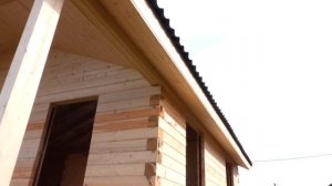 Обзор на небольшой сруб из бруса естественной влажности и его особенности