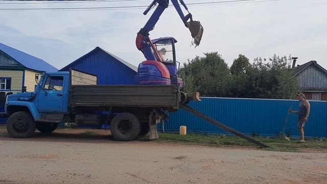 Погрузка мини экскаватора. смотреть онлайн