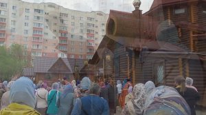 Воскресенье в городе. 26 мая 2024 год. Сирень, шиповник, крестный ход.