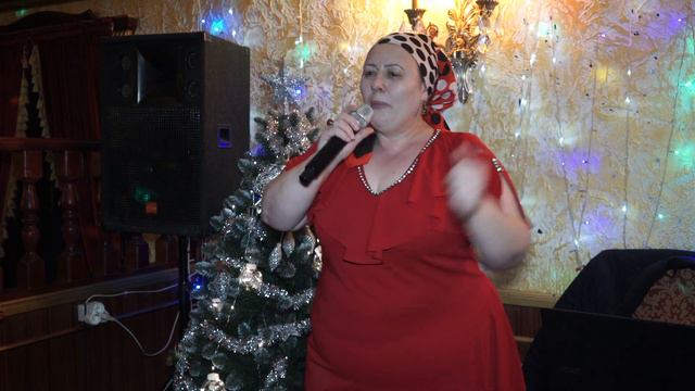 Певица с прекрасным голосом и формами! смотреть онлайн