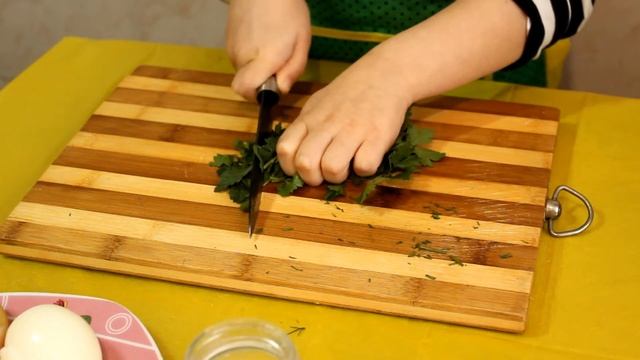 Ребенок готовит окрошку смотреть онлайн