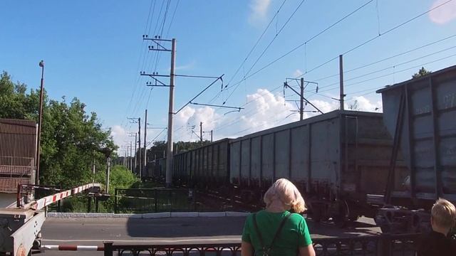 товарный поезд на переезде станции Боярка/freight train at the crossing of Boyarka station смотреть онлайн