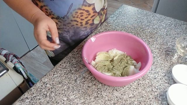 Маринованный лук для шашлыка ,салатов и просто с хлебушком покушать. смотреть онлайн