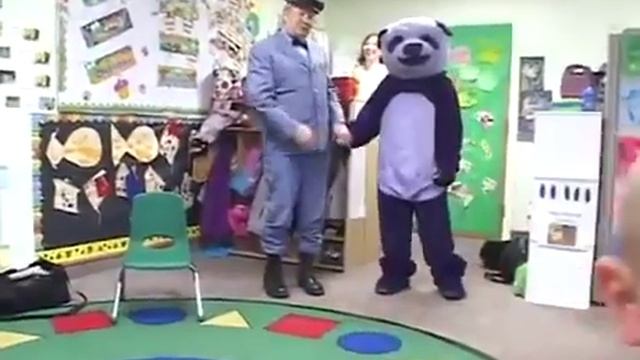 Фиолетовая панда напугала детей смотреть онлайн