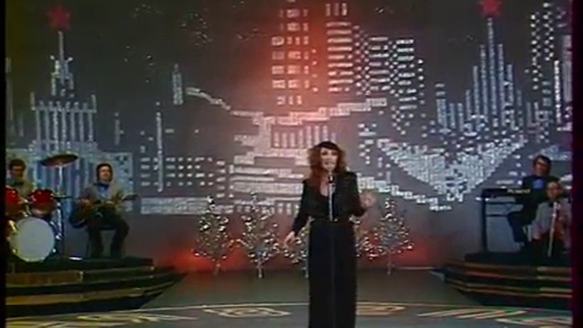 Алла Пугачева - Старинные часы Песня 1982. смотреть онлайн