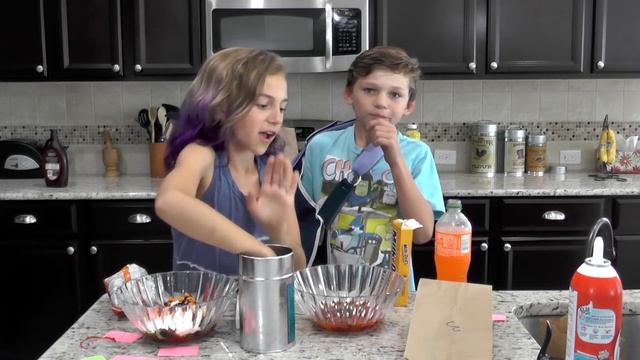 SMOOTHIE CHALLENGE Prank with WORMS! | Who Gets The Worms? | We Are The Davises смотреть онлайн