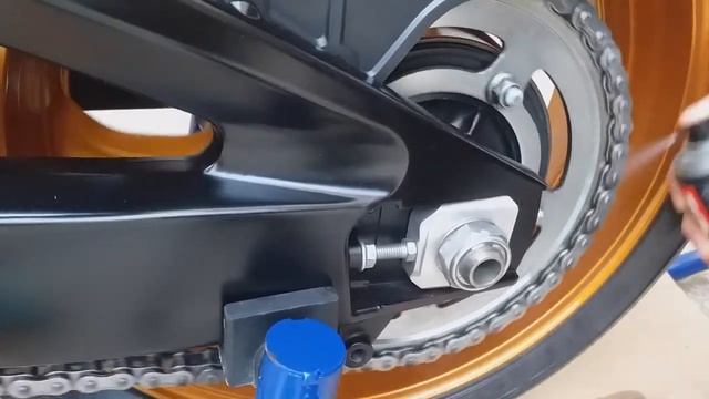 Suzuki GSR 600 - How To Clean and Lubricate Your Motorcycle Chain/The correct way to do it!!! смотреть онлайн