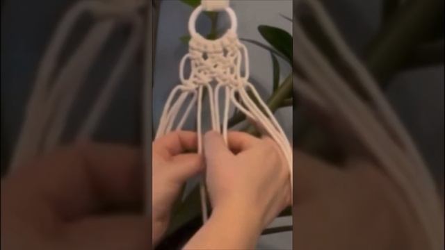 Подвес для укулеле из квадратных узлов: полный видеоурок по макраме-подвесу на канале #macrame смотреть онлайн